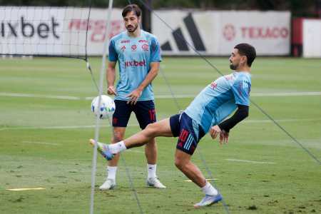 Viña bate bola com Arrascaeta: o lateral-esquerdo não defende o Flamengo desde o segundo semestre de 2024