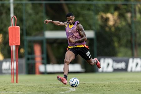 Júnior Santos durante treinamento na Cidade do Galo