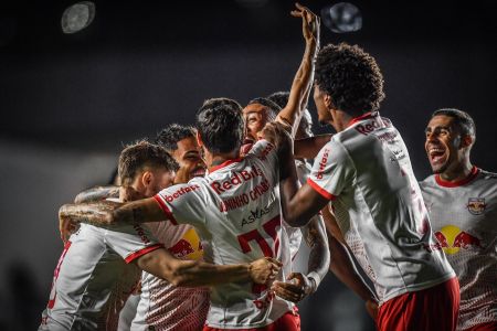 Jogadores do RB Bragantino comemoram gol sobre o Cruzeiro no Nabi Abi Chedid
