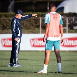 Leonardo Jardim em treinamento na Toca II