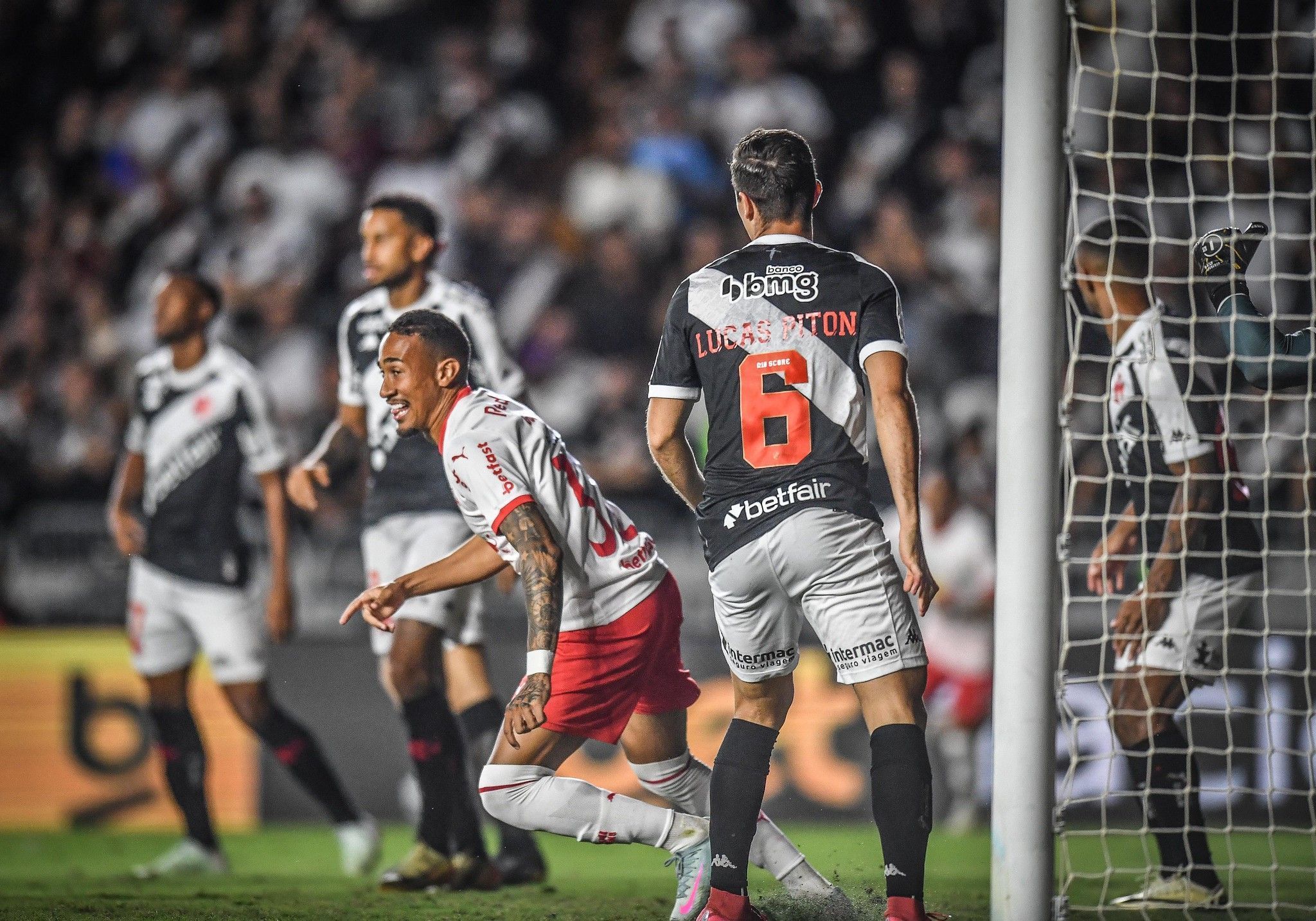 Bragantino vence Vasco em São Januário e assume liderança do Brasileirão