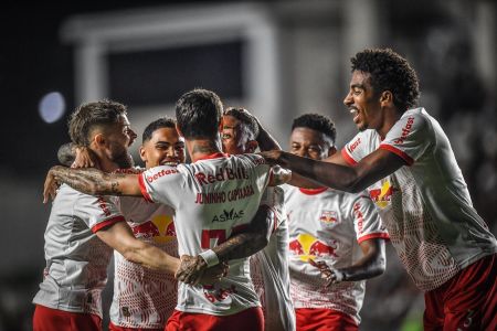 RB Bragantino assumiu a liderança do Brasileirão ao vencer o Vasco neste sábado (31)