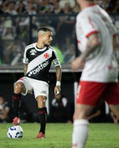 Coutinho negocia a saída do Aston Villa e quer permanecer no Vasco