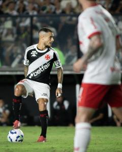 Coutinho negocia a saída do Aston Villa e quer permanecer no Vasco