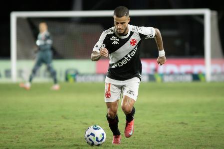 Coutinho em ação pelo Vasco: o Cruzmaltino deseja a permanência do meio-campista