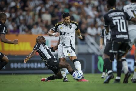 Jogadores de Atlético e Ceará em partida pelo Campeonato Brasileiro