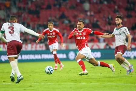 Capitães Thiago Silva e Alan Patrick se enfrentam novamente em 2025