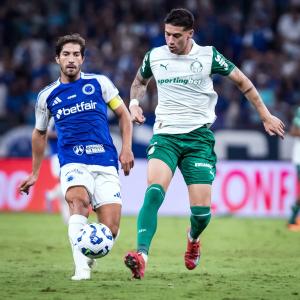 Jogadores de Palmeiras e Cruzeiro em duelo pelo Campeonato Brasileiro