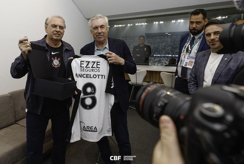 Ancelotti recebe camisa do Corinthians das mãos de presidente interino