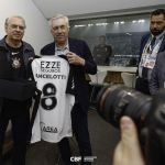 Ancelotti recebe camisa do Corinthians das mãos de presidente interino