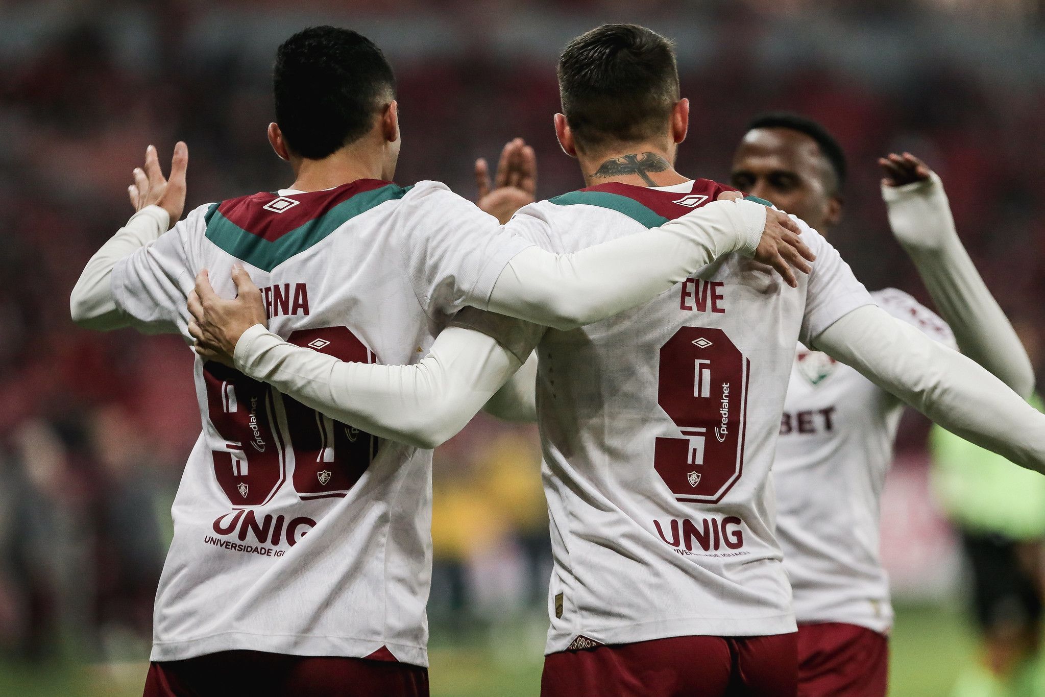 Fluminense supera o Inter em pleno Beira-Rio e cola no G4 do Brasileirão