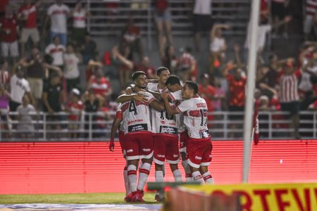 Jogadores do CRB celebram gol marcado contra o Remo, na Série B