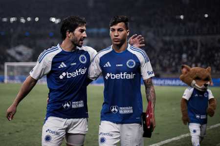Jogadores do Cruzeiro em partida no Mineirão, em Belo Horizonte