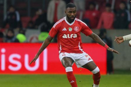 Ramon em campo pelo Internacional, no Campeonato Brasileiro