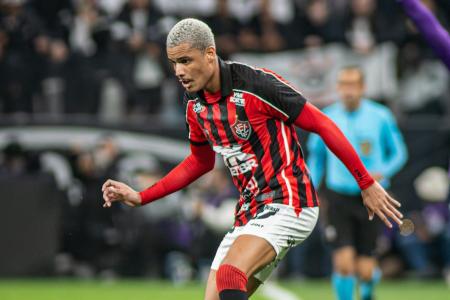 Janderson em ação pelo Vitória, no Campeonato Brasileiro