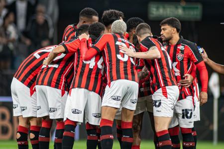 Jogadores do Vitória reunidos antes de jogo do Campeonato Brasileiro
