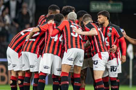 Jogadores do Vitória reunidos antes de jogo do Campeonato Brasileiro