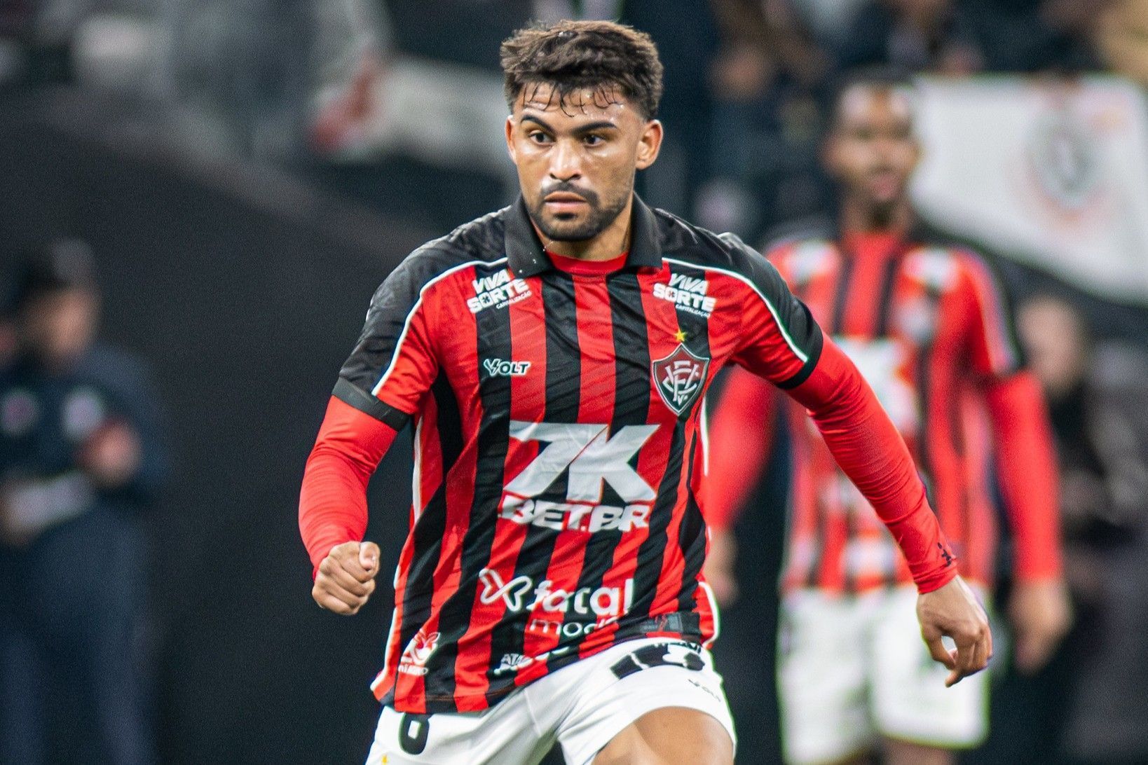 Vitória segura volante e frustra investida da Europa com renovação