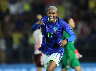 Jhonson comemorando gol pela Seleção Brasileira Feminina