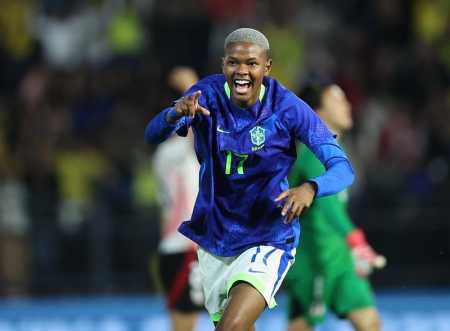 Jhonson comemorando gol pela Seleção Brasileira Feminina