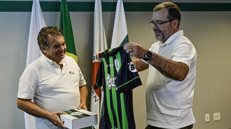 Enderson Moreira (esq) e Alencar (dir) em apresentação no América