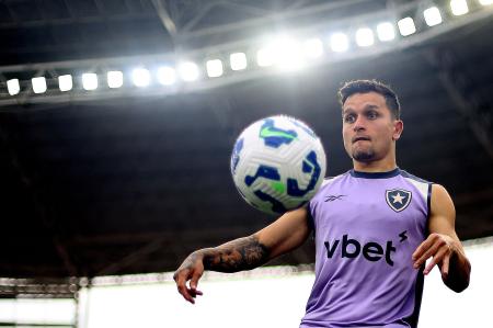 Artur em treinamento pelo Botafogo