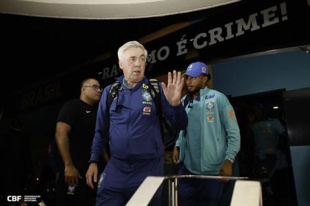 Carlo Ancelotti durante desembarque da Seleção Brasileira no Equador
