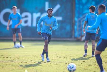 Francis Amazu, atacante do Grêmio, participou normalmente da atividade nessa quarta-feira (4)