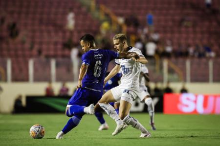Airton, do Confiança, tenta jogada sob a marcação de Jota, do Bahia