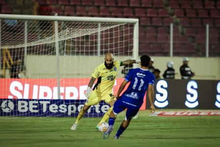 Danilo Fernandes, goleiro do Bahia, em ação contra o Confiança, pela Copa do Nordeste