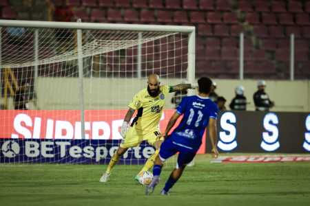 Danilo Fernandes, goleiro do Bahia, em ação contra o Confiança, pela Copa do Nordeste