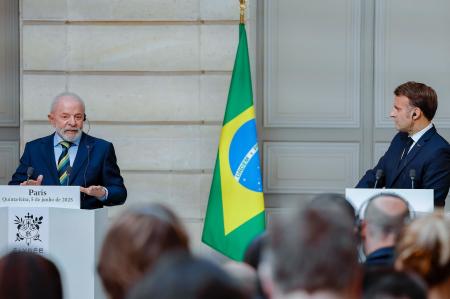 Lula e Macron durante coletiva de imprensa nesta quinta-feira