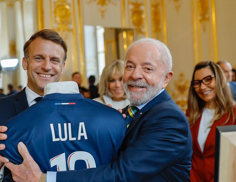 Macron presenteia Lula com camisa personalizada do Paris Saint-Germain