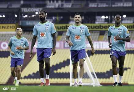 Jogadores do Brasil durante treinamento no Equador