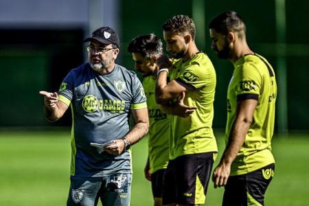 Enderson Moreira comanda treino do América no CT Lanna Drumond