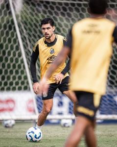 João Basso, zagueiro do Santos