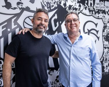 Alexandre Mattos (à esquerda), executivo do Santos, e Marcelo Teixeira (à direita), presidente