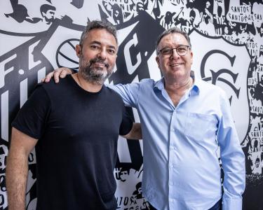 Alexandre Mattos (à esquerda), executivo do Santos, e Marcelo Teixeira (à direita), presidente