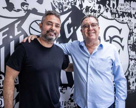 Alexandre Mattos (à esquerda), executivo do Santos, e Marcelo Teixeira (à direita), presidente