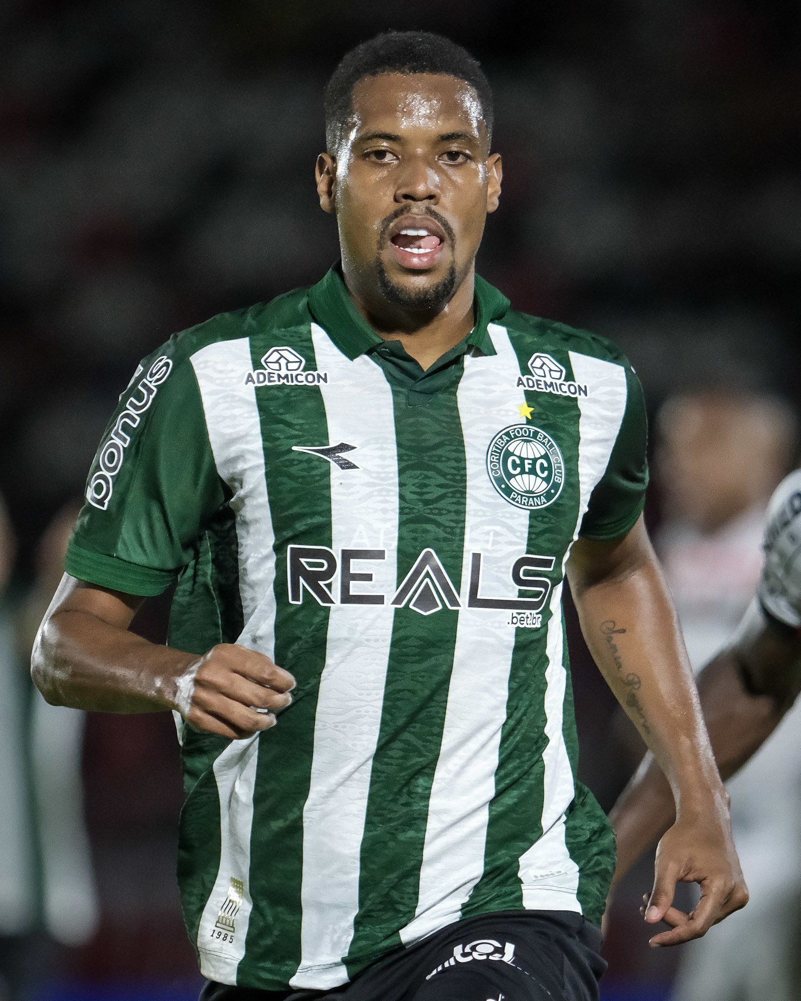 Coritiba contrata três e empresta dois jogadores; veja balanço da janela