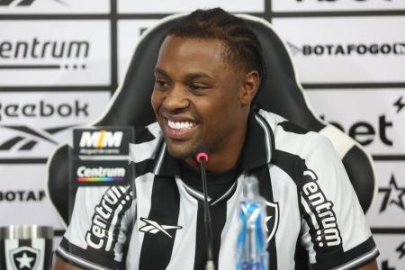 Kaio Pantaleão deve voltar a ser opção para a zaga do Botafogo