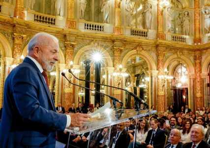 Presidente Lula durante sessão de encerramento do Fórum Empresarial Brasil – França