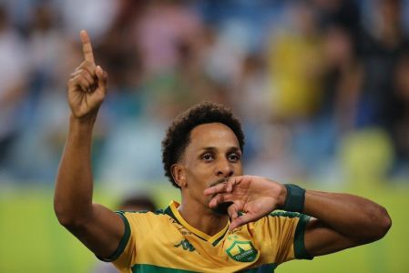 Lucas Mineiro comemorando o gol da vitória do Cuiabá sobre o Paysandu pela Série B