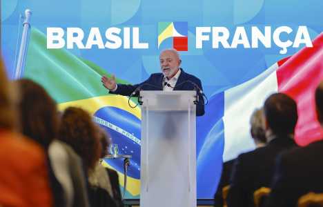 Presidente concedeu entrevista em Paris neste sábado (07)