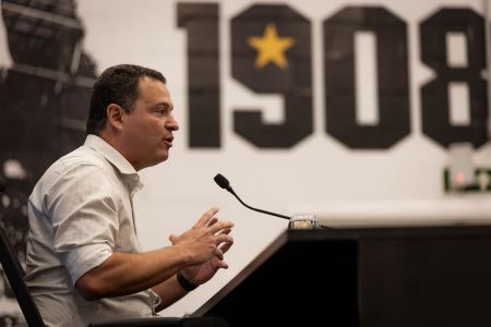 Rafael Menin durante entrevista coletiva na Arena MRV