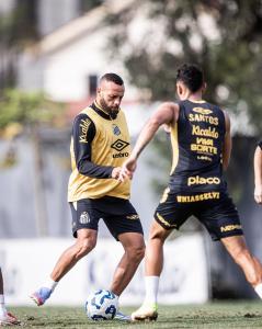 Guilherme, em jogo-treino do Santos contra a Portuguesa Santista