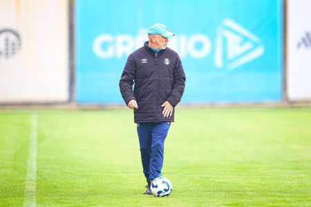 Mano Menezes espera reforços para sequência da temporada