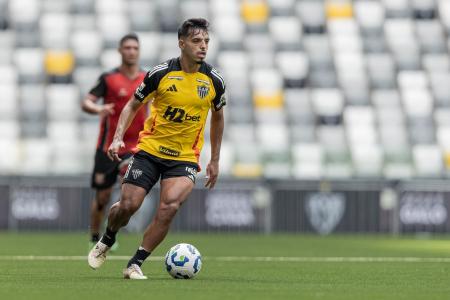 Gabriel Menino em ação pelo Atlético contra o Paulista de Jundiaí