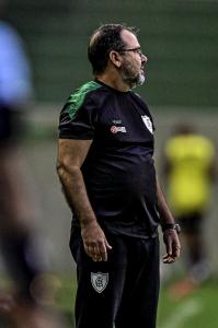 Enderson Moreira em ação na derrota do América para a Ferroviária