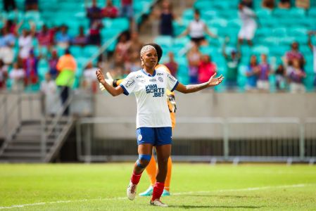 Rhaizza foi o grande nome da partida e anotou os três gols do Bahia